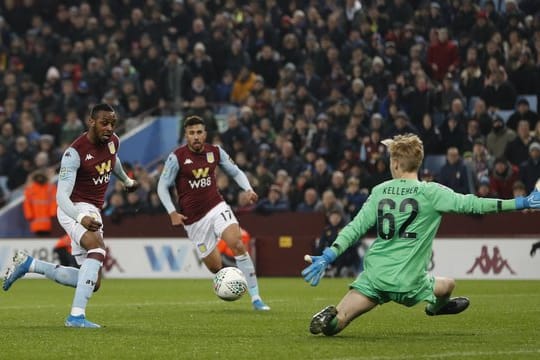 Jonathan Kodjia (l) feierte mit Aston Villa im Ligapokal einen klaren Sieg gegen die Reserve vom FC Liverpool.