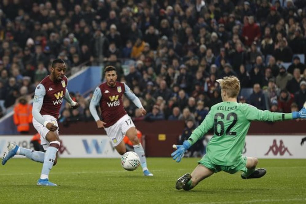 Jonathan Kodjia (l) feierte mit Aston Villa im Ligapokal einen klaren Sieg gegen die Reserve vom FC Liverpool.