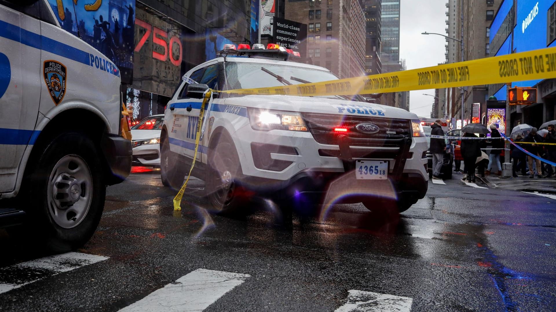 Ein Polizeiauto am Times Square: In der Nähe des berühmten Platzes in Manhattan wurde eine Frau von einem herabfallenden Objekt erschlagen. Ein Polizeiauto am Times Square: In der Nähe des berühmten Platzes in Manhattan wurde eine Frau von einem herabfallenden Objekt erschlagen.
