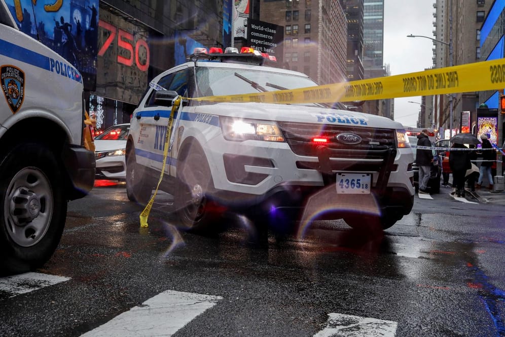 Ein Polizeiauto am Times Square: In der Nähe des berühmten Platzes in Manhattan wurde eine Frau von einem herabfallenden Objekt erschlagen.