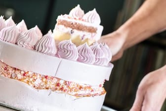 Diese Torte - hier mit einer Heidelbeer-Himbeer-Füllung und Mascarpone der Tortenmanufaktur LAELIA in Berlin - ist ein Hingucker und ideal für große Feste.