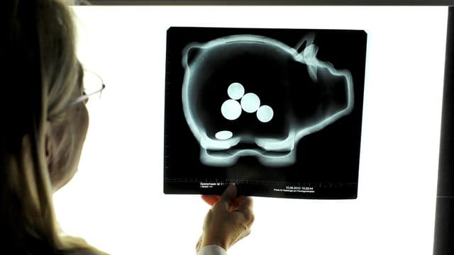 Wollen privat Krankenversicherte bei den Beiträgen Geld sparen, können sie Leistungen streichen oder den Tarif wechseln. Wollen privat Krankenversicherte bei den Beiträgen Geld sparen, können sie Leistungen streichen oder den Tarif wechseln.