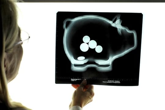 Wollen privat Krankenversicherte bei den Beiträgen Geld sparen, können sie Leistungen streichen oder den Tarif wechseln. Wollen privat Krankenversicherte bei den Beiträgen Geld sparen, können sie Leistungen streichen oder den Tarif wechseln.
