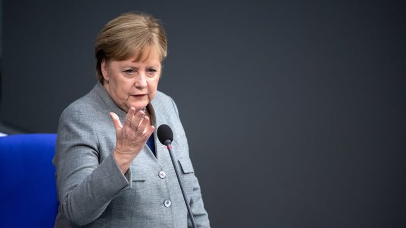 Kanzlerin Merkel spricht während der Regierungsbefragung im Bundestag.