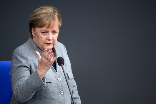 Kanzlerin Merkel spricht während der Regierungsbefragung im Bundestag.