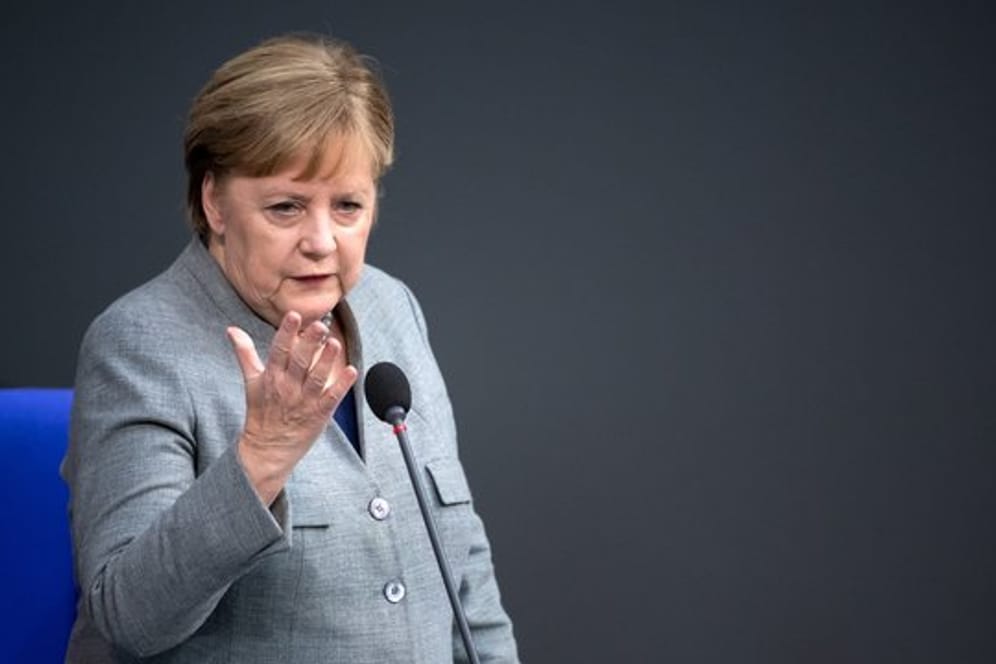 Kanzlerin Merkel spricht während der Regierungsbefragung im Bundestag.