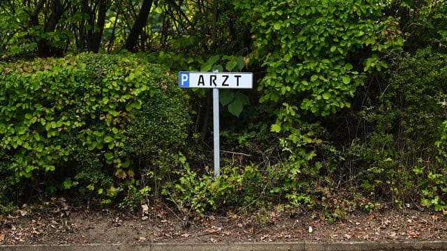 Im Gegensatz zu öffentlichen Parkplätzen, wo der Fahrzeughalter die Knöllchen bezahlen muss, konnten sich private Betreiber bisher nur an den Fahrer halten. Im Gegensatz zu öffentlichen Parkplätzen, wo der Fahrzeughalter die Knöllchen bezahlen muss, konnten sich private Betreiber bisher nur an den Fahrer halten.