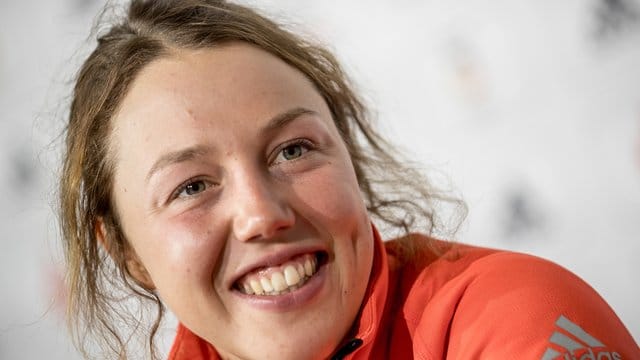 Wechselt von der Loipe ans Mikrofon: Laura Dahlmeier.