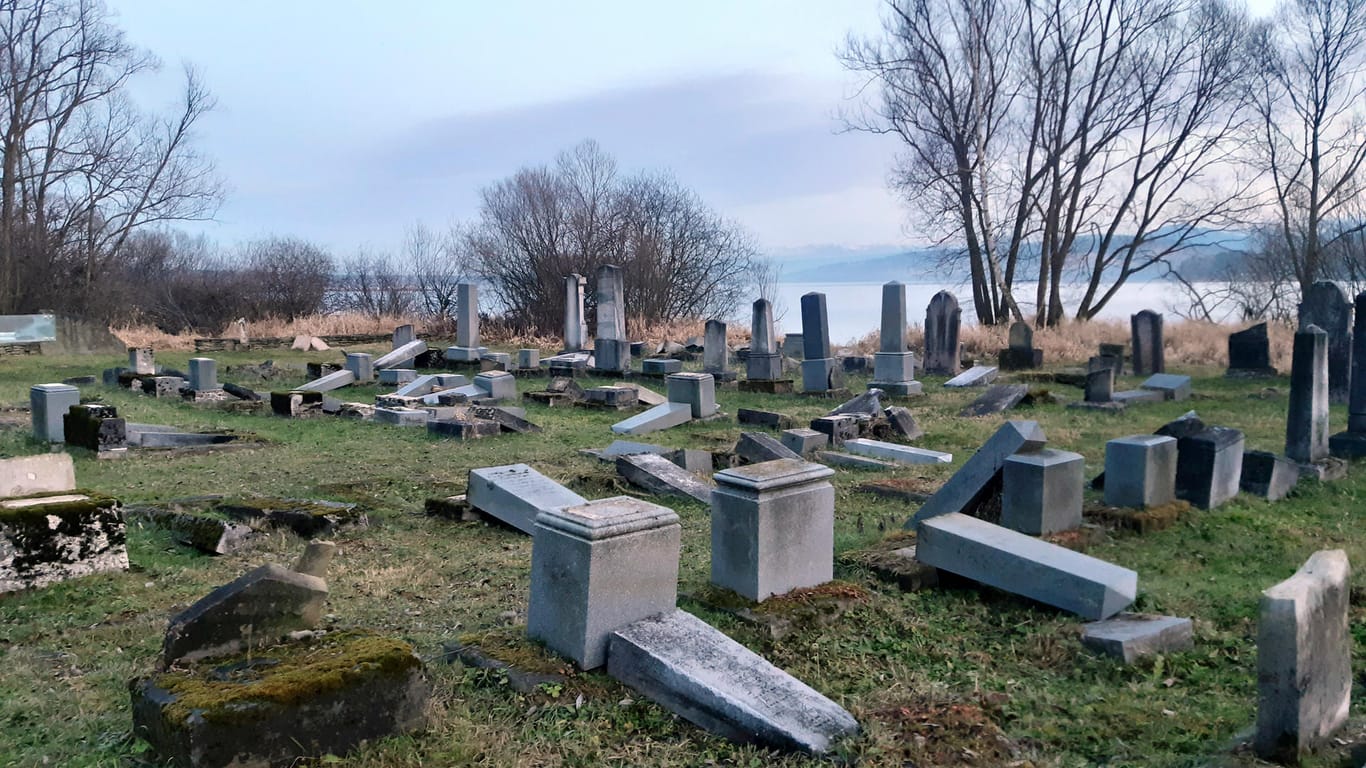 Der slowakische Friedhof Namestovo: Grabsteine wurden umgekippt, einige wurden zudem kaputtgeschlagen.