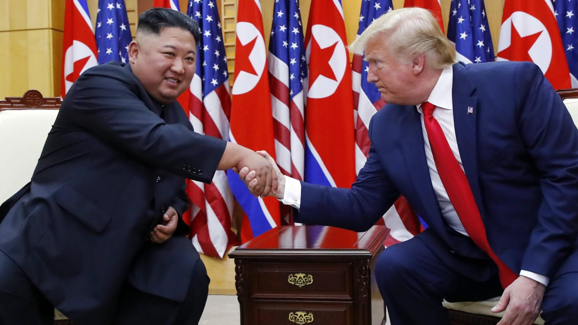 US-Präsident Donald Trump mit Nordkoreas Machthaber Kim Jong Un (Archivbild): Die Friedensgepräche zwischen den beiden Ländern sind festgefahren.