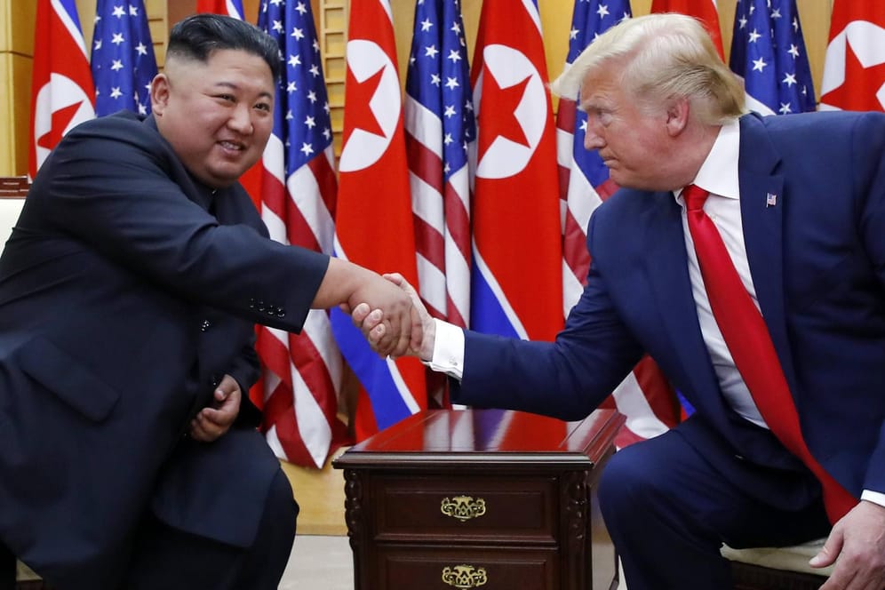 US-Präsident Donald Trump mit Nordkoreas Machthaber Kim Jong Un (Archivbild): Die Friedensgepräche zwischen den beiden Ländern sind festgefahren.