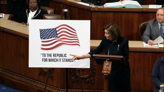 Nancy Pelosi zeigt während einer Rede auf ein Plakat mit einem Auschnitt des Treueschwurs "To the republic for which it stands" (für die Republik, für die sie steht). Nancy Pelosi zeigt während einer Rede auf ein Plakat mit einem Auschnitt des Treueschwurs "To the republic for which it stands" (für die Republik, für die sie steht).
