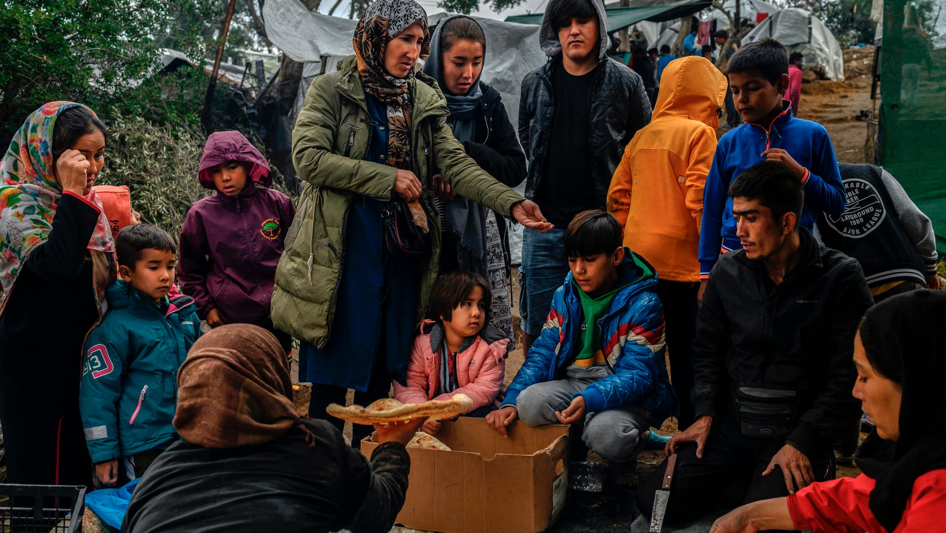 Geflüchtete in einem Zwischenlager auf Lesbos: Die Lage in den völlig überfüllten griechischen Registrierlagern gerät zunehmend außer Kontrolle.