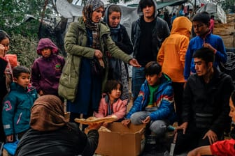 Geflüchtete in einem Zwischenlager auf Lesbos: Die Lage in den völlig überfüllten griechischen Registrierlagern gerät zunehmend außer Kontrolle.