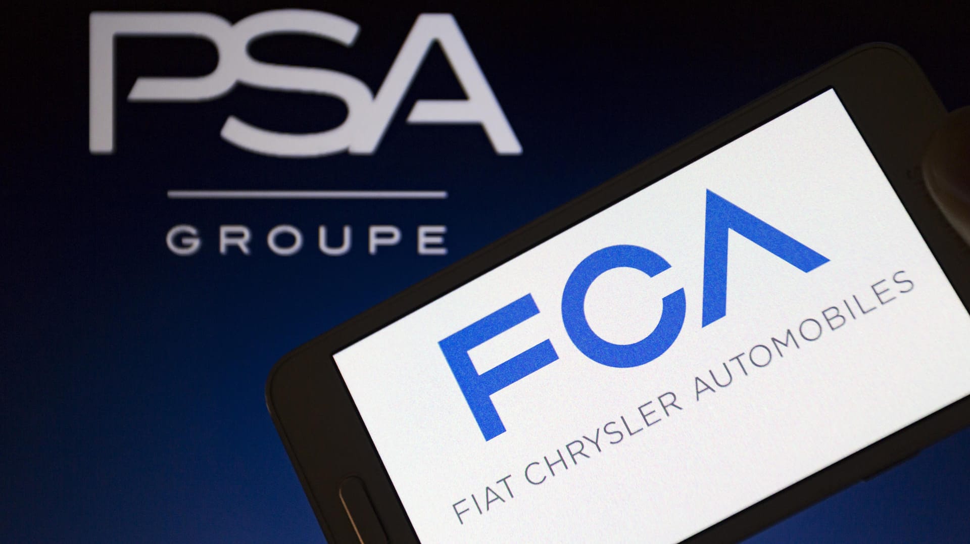 Logos von Fiat Chrysler Automobiles und der PSA-Gruppe: Mit der Fusion sollen Spareffekte von 3,7 Milliarden Euro erzielt werden, ohne eine Fabrik zu schließen.