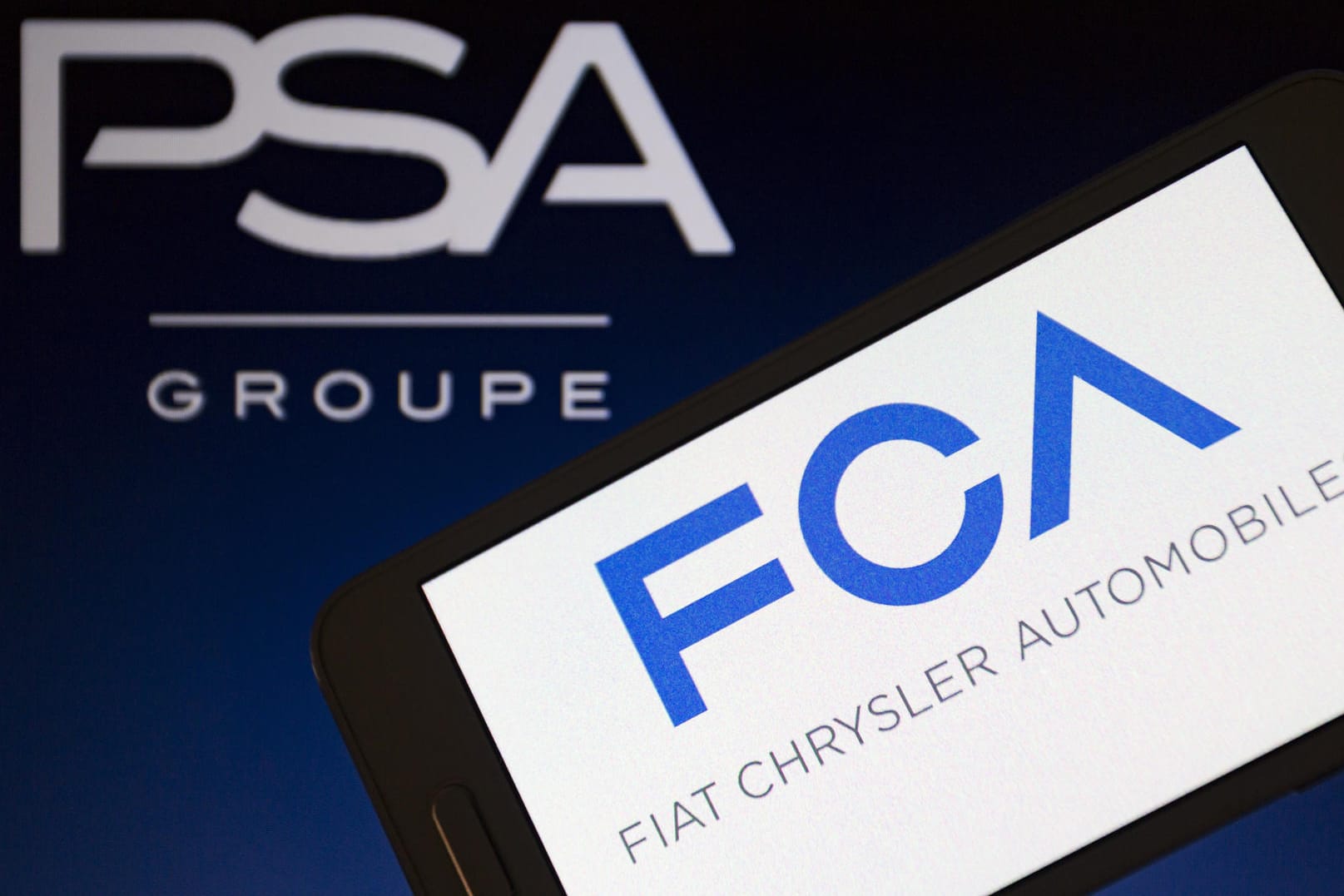 Logos von Fiat Chrysler Automobiles und der PSA-Gruppe: Mit der Fusion sollen Spareffekte von 3,7 Milliarden Euro erzielt werden, ohne eine Fabrik zu schließen.