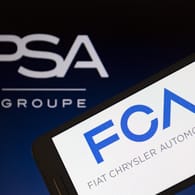 Logos von Fiat Chrysler Automobiles und der PSA-Gruppe: Mit der Fusion sollen Spareffekte von 3,7 Milliarden Euro erzielt werden, ohne eine Fabrik zu schließen.