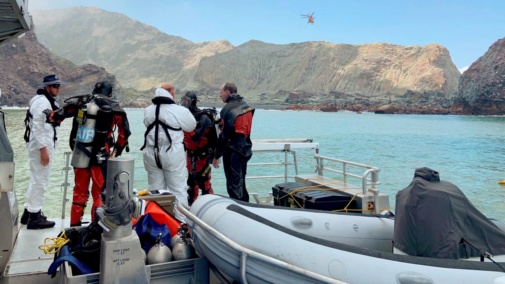 Polizeitaucher vor einem Tauchgang nahe der Insel White Island: "Wir bedauern zutiefst, dass wir es bislang nicht geschafft haben, die Leichen zu bergen." Polizeitaucher vor einem Tauchgang nahe der Insel White Island: "Wir bedauern zutiefst, dass wir es bislang nicht geschafft haben, die Leichen zu bergen."
