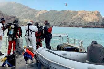 Polizeitaucher vor einem Tauchgang nahe der Insel White Island: "Wir bedauern zutiefst, dass wir es bislang nicht geschafft haben, die Leichen zu bergen."