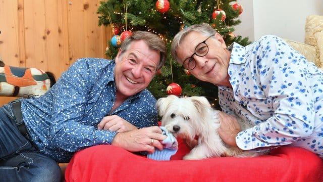 Patrick Lindner (l) und sein Lebensgefährte Peter Schäfer mit ihrem Hund Obelix.