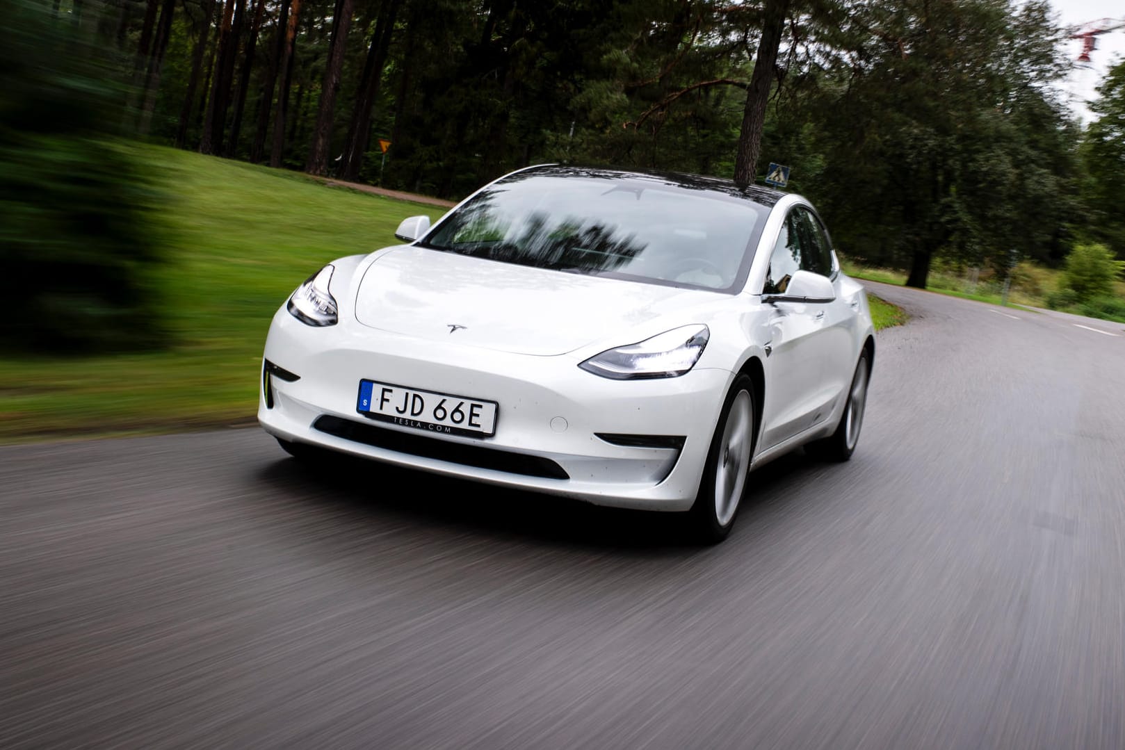 Ein Tesla Model 3: Tesla plant, in Brandenburg ein Großwerk zu bauen.