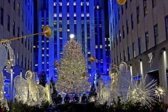 Engel schmücken den Weg zu dem Weihnachtsbaum am Rockefeller Center in den Channel Gardens.