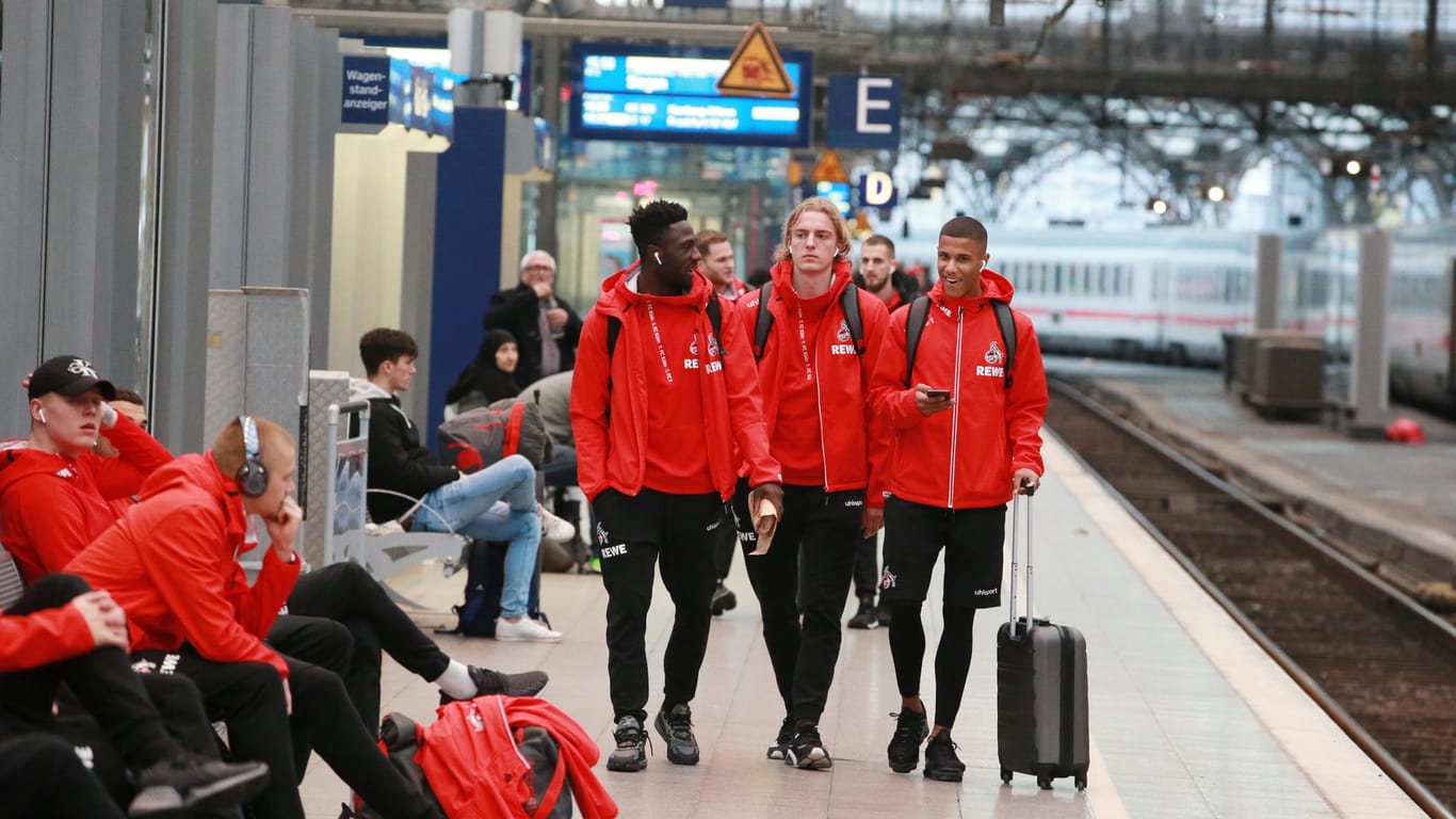 Spieler des 1. FC Köln am Hauptbahnhof: Auf ihren Zug nach Frankfurt mussten sie zunächst warten.