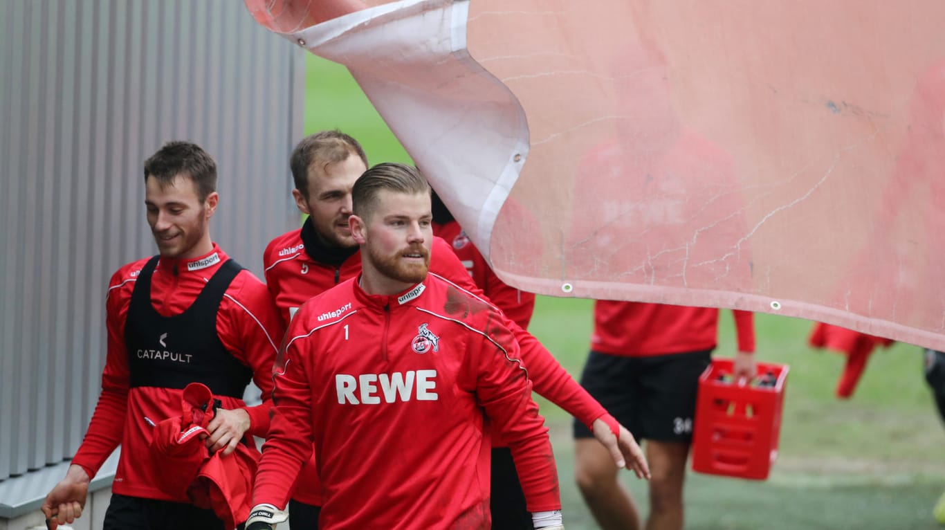 Timo Horn vom 1.FC Köln mit Kollegen: Vor dem Training vor der Partie gegen Frankfurt war die Laune gut.