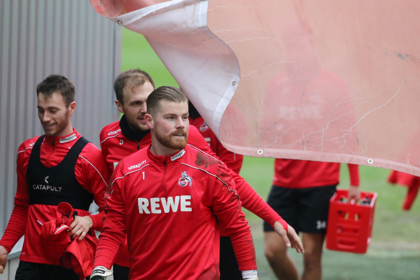 Timo Horn vom 1.FC Köln mit Kollegen: Vor dem Training vor der Partie gegen Frankfurt war die Laune gut.