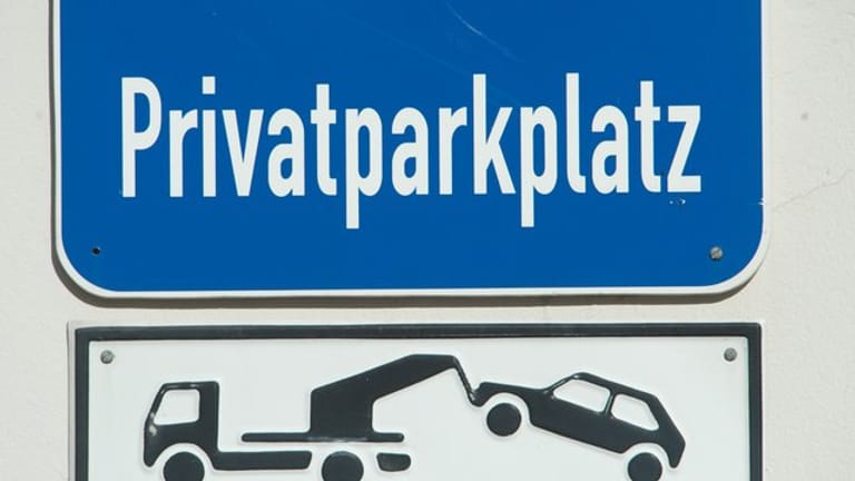 Blick auf ein Schild mit dem Schriftzug "Privatparkplatz".