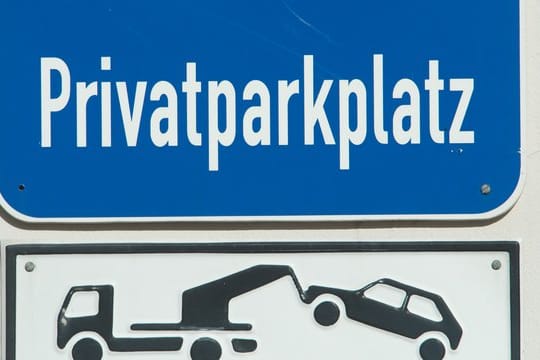 Blick auf ein Schild mit dem Schriftzug "Privatparkplatz".