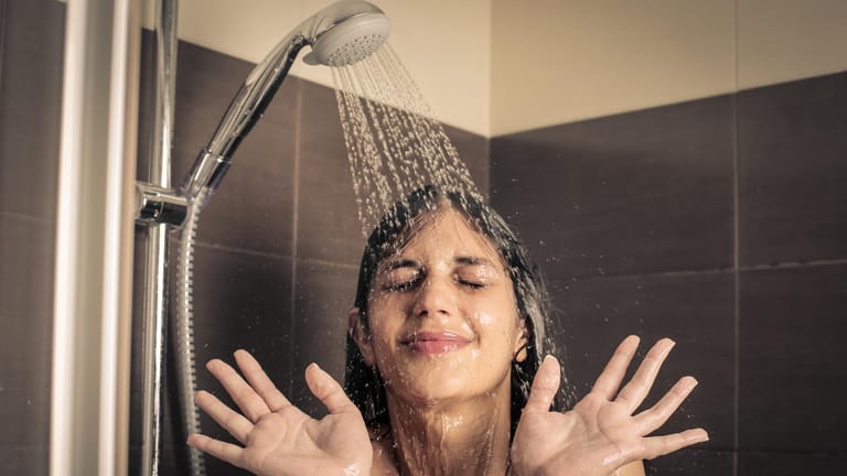 Kaltes Duschen am Morgen ist nicht jedermanns Sache. Empfindliche Menschen bevorzugen daher beim Abhärten kalt-warme Wechselduschen.