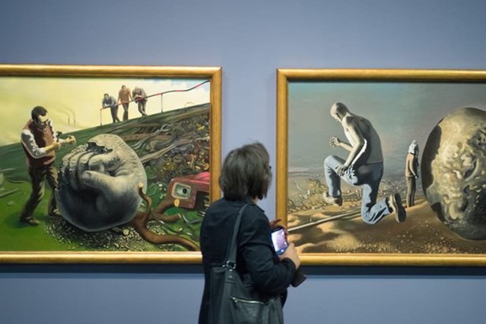 Die Gemälde "Sisyphos behaut den Stein" (l) und "Die Flucht des Sisyphos", von Wolfgang Mattheuer in Dresden.