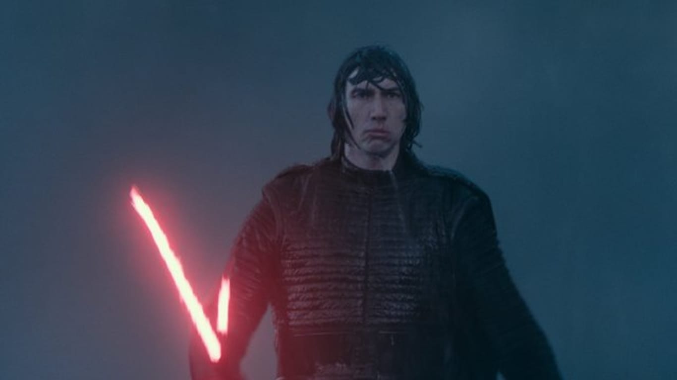 Nur echt mit Laserschwert: Adam Driver als Kylo Ren in einer Szene des Films "Star Wars 9: Der Aufstieg Skywalkers".