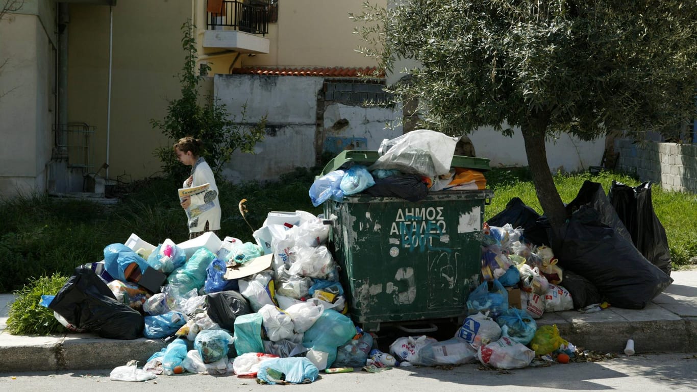 Müll auf der Straße in Griechenland (Symbolbild): "Die Müllautos nehmen den Müll nicht nur mit, sie pressen ihn."