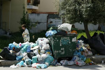 Müll auf der Straße in Griechenland (Symbolbild): "Die Müllautos nehmen den Müll nicht nur mit, sie pressen ihn."