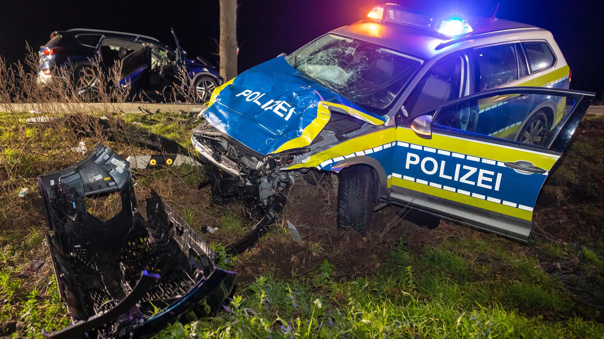 Der zerstörte Polizeiwagen am Rande der Bundesstraße 188: Womöglich stand der andere Unfallwagen quer auf der Fahrbahn. Der zerstörte Polizeiwagen am Rande der Bundesstraße 188: Womöglich stand der andere Unfallwagen quer auf der Fahrbahn.