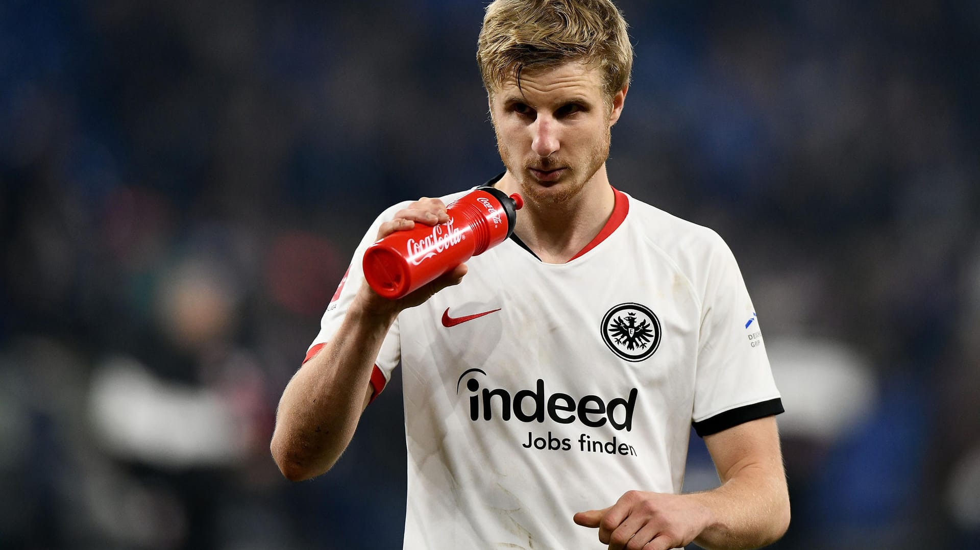 Martin Hinteregger mit Trinkflasche: Der Profi von Eintracht Frankfurt spricht über die Zeit nach seinem Karriereende.