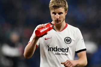 Martin Hinteregger mit Trinkflasche: Der Profi von Eintracht Frankfurt spricht über die Zeit nach seinem Karriereende.