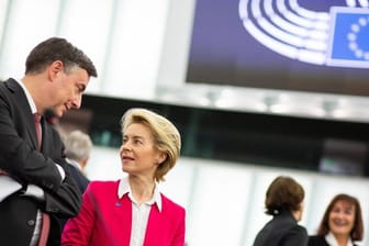 EU-Kommissionspräsidentin Ursula von der Leyen spricht im Plenarsaal des Europäischen Parlaments in Straßburg mit EVP-Fraktionsmitglied David McAllister.