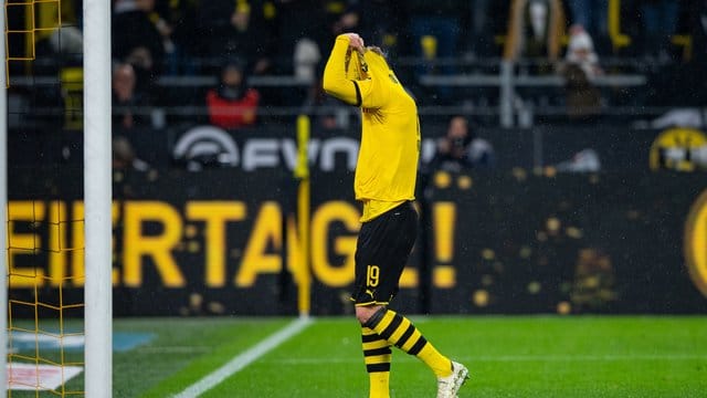 Dortmunds Julian Brandt zog sich nach dem Schlusspfiff frustriert das Trikot über den Kopf. Dortmunds Julian Brandt zog sich nach dem Schlusspfiff frustriert das Trikot über den Kopf.