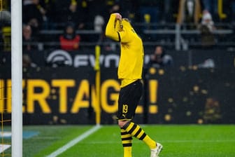 Dortmunds Julian Brandt zog sich nach dem Schlusspfiff frustriert das Trikot über den Kopf.