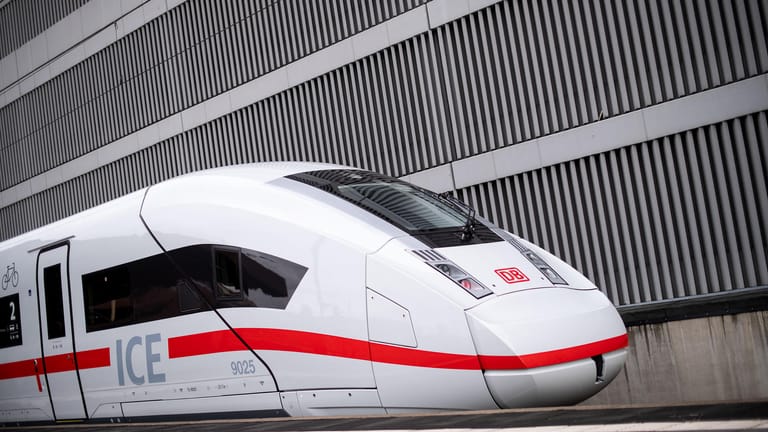 Ein neuer ICE-4 der Deutschen Bahn: Sowohl Fahrten mit dem Fernzug als auch die Bahncard soll 2020 günstiger werden.