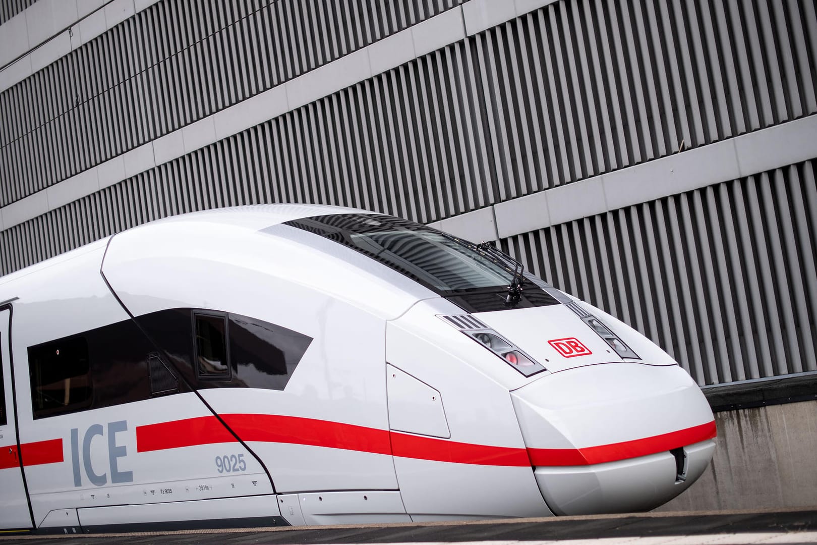 Ein neuer ICE-4 der Deutschen Bahn: Sowohl Fahrten mit dem Fernzug als auch die Bahncard soll 2020 günstiger werden.