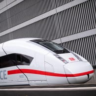 Ein neuer ICE-4 der Deutschen Bahn: Sowohl Fahrten mit dem Fernzug als auch die Bahncard soll 2020 günstiger werden.