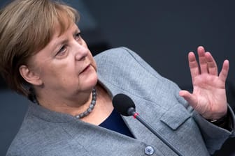 Angela Merkel bei der Regierungsbefragung: Die Bundeskanzlerin stellt sich den Fragen der Abgeordneten.