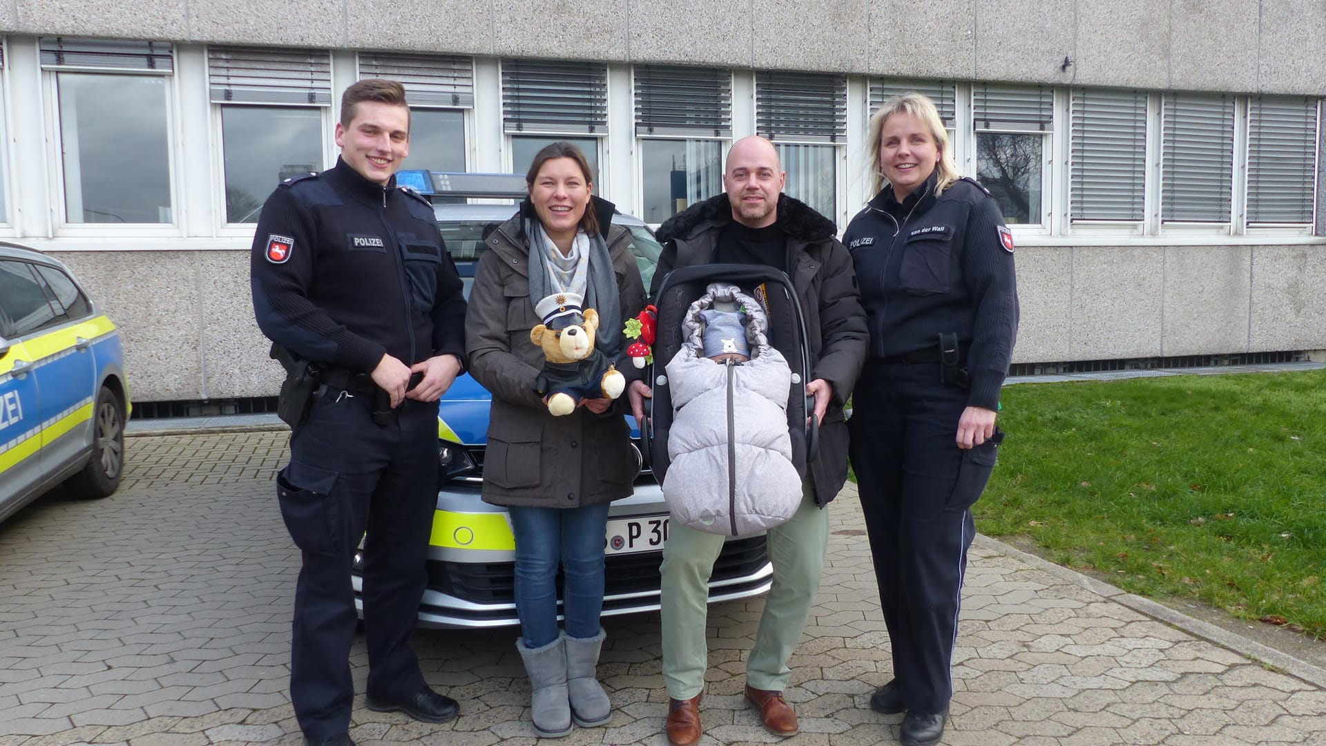 Das Vorsfelder Streifenteam mit Familie Piscitello: Die junge Familie wurde rechtzeitig zur Geburt ins Krankenhaus eskortiert.