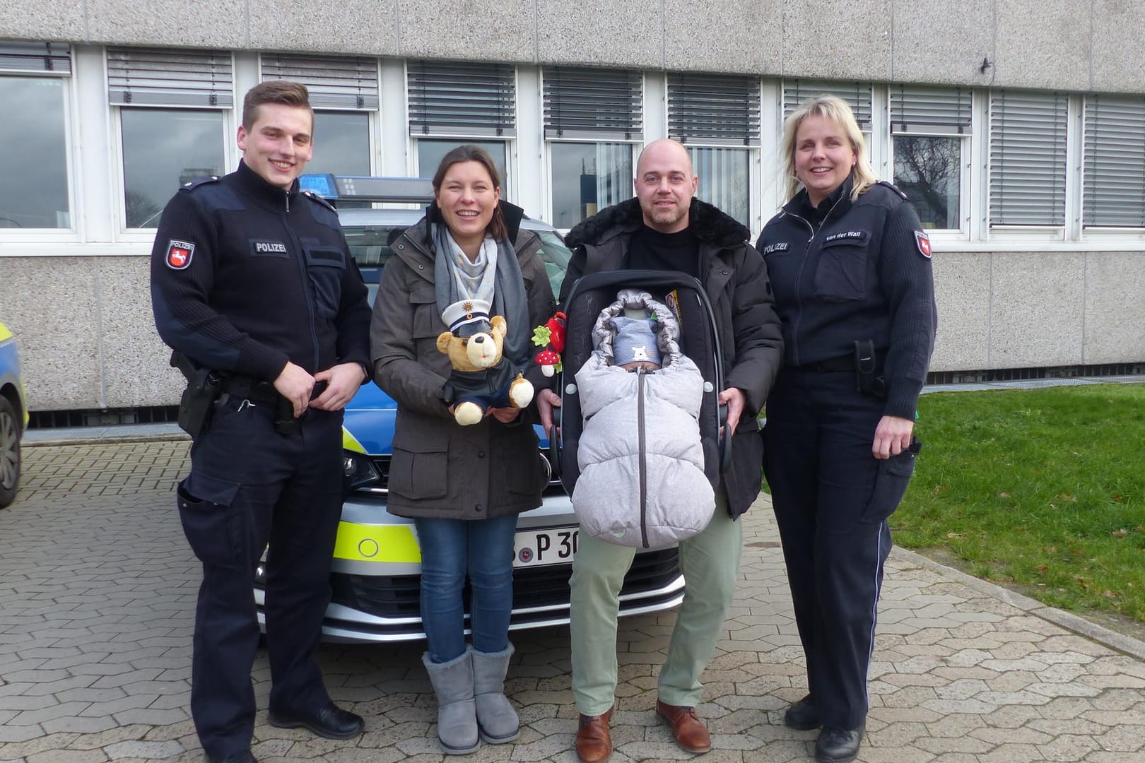 Das Vorsfelder Streifenteam mit Familie Piscitello: Die junge Familie wurde rechtzeitig zur Geburt ins Krankenhaus eskortiert.