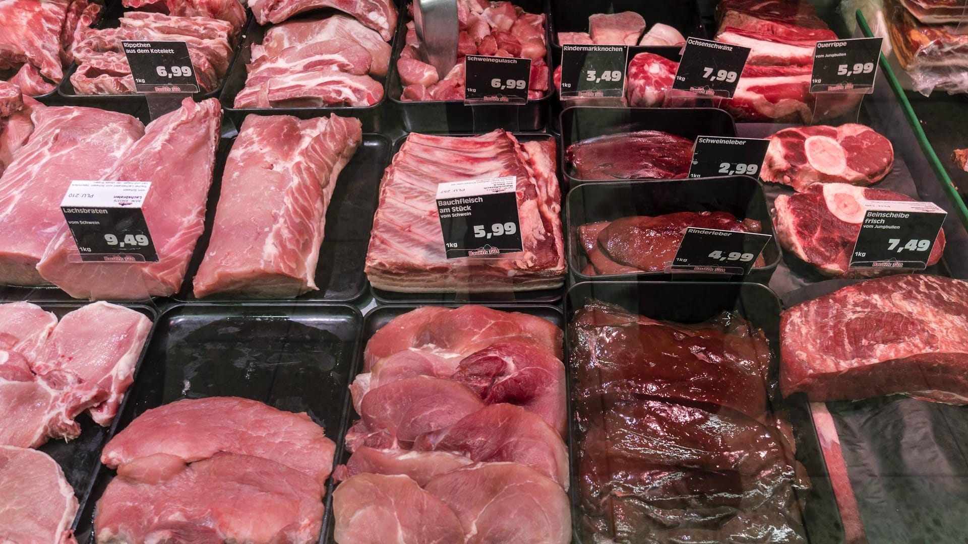 Fleischtheke im Supermarkt: Die Produktion von tierischen Produkten ist klimaschädlich. (Symbolbild) Fleischtheke im Supermarkt: Die Produktion von tierischen Produkten ist klimaschädlich. (Symbolbild)