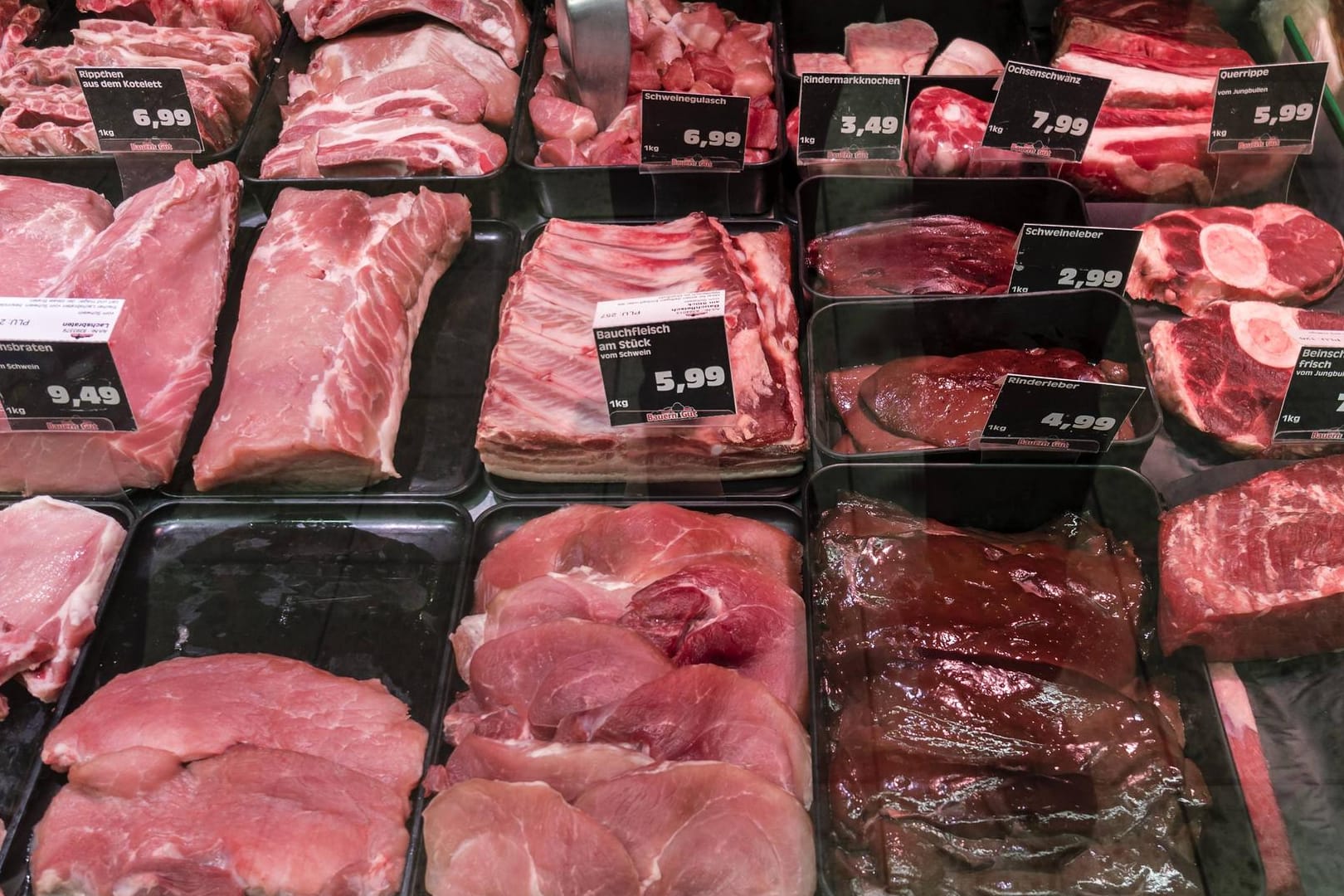 Fleischtheke im Supermarkt: Die Produktion von tierischen Produkten ist klimaschädlich. (Symbolbild)